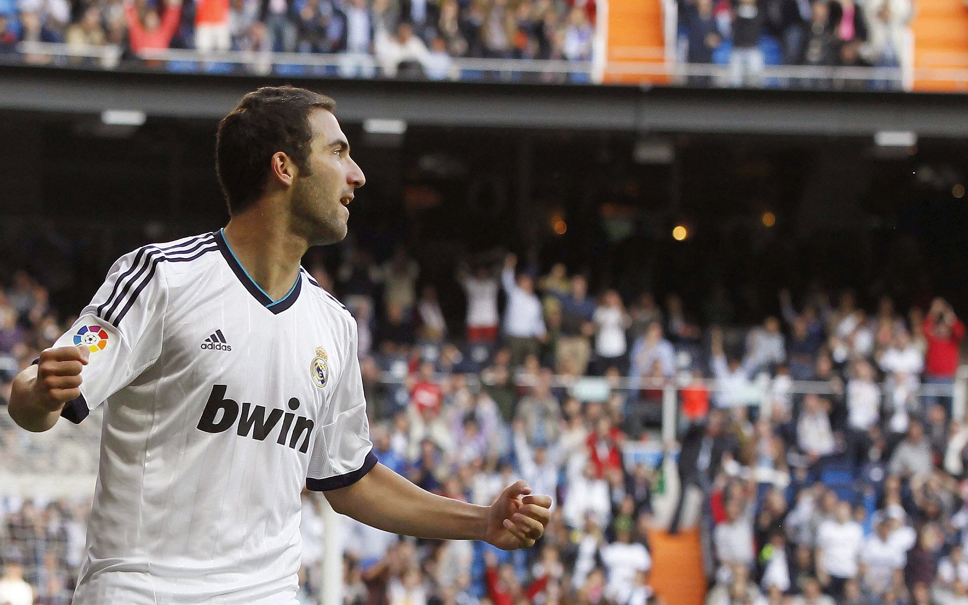 边路传球向中路内切是否成为进攻主旋律,边路接球